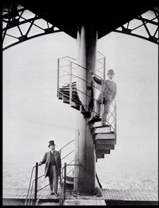 Gustave Eiffel ja hänen vävynsä Adolphe Salles Eiffel-tornin portaissa Pariisissa