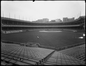 Näkymä Polo Groundsille valkaisukentiltä kentälle ja katsomolle, New York, 3. heinäkuuta 1914
