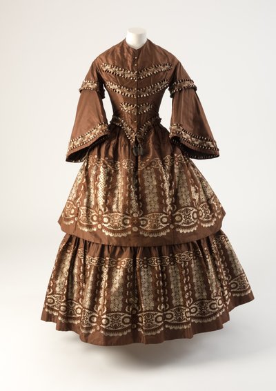 Ruskea ja kermanvärinen silkkimekko, jossa röyhelöt à disposition, 1850-luku (silkki) tekijältä Unbekannt Unbekannt